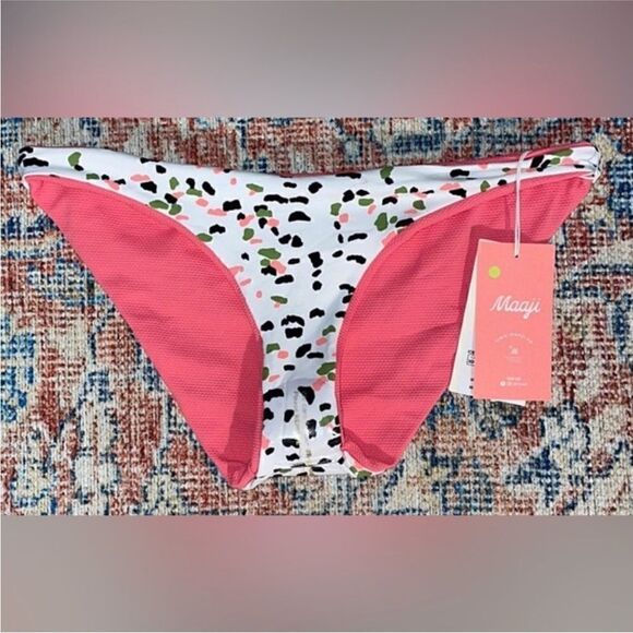 Maaji NWT Lipstick Rose Reversible Splendour Mid Rise
Bikini Bottoms Size M - Picture 8 of 10